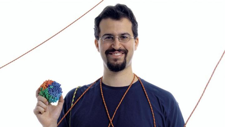 If it were not for an elegant design, your DNA might be a tangle of crossed lines and knots. Graduate student Erez Lieberman-Aiden was part of a team that discovered how the genome packs information accessibly into a tiny ball of hierarchical folds.