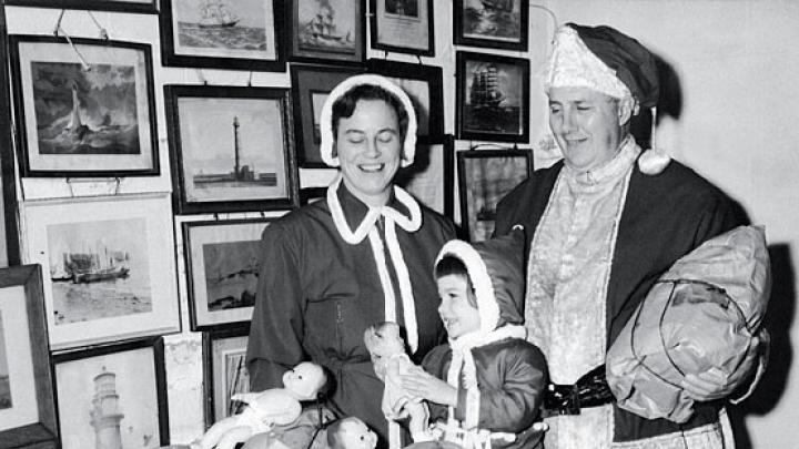 The entire family makes ready (1954).