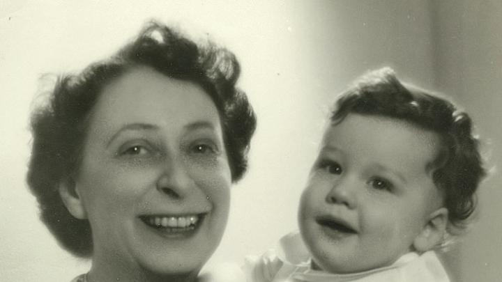 Phillips with her adopted son, Thomas, in early 1942