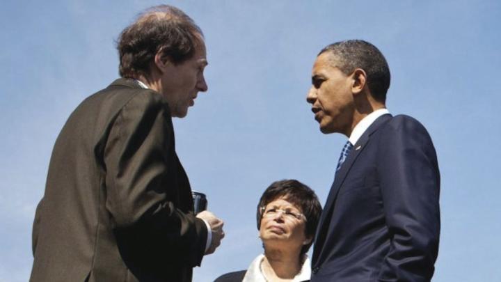 Regulatory overseer Sunstein and President Obama confer, 2011.