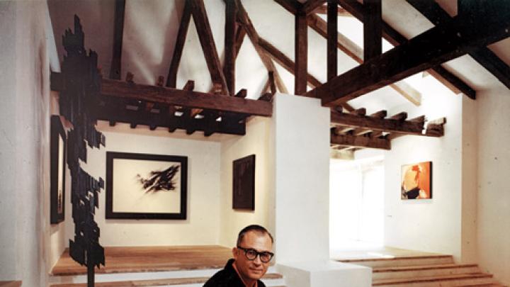 In a 1966 image taken in the Museum of Abstract Spanish Art in Cuenca, Zóbel holds one of his sketches; his painting <em>Ornitóptero</em> hangs behind him. At left is <em>Homenaje a Vasarely II,</em> a sculpture by Amadeo Gabino; the painting at far right is <em>Barrera con rojo y ocre,</em> by José Guerrero.