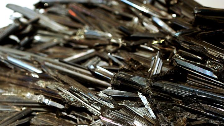 A prismatic crystal aggregate of stibnite from the most famous mineral occurrence known in Japan, the Ichinokawa Mine in Saijo, Ehime Prefecture 