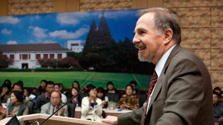 Arthur Kleinman, Rabb professor of anthropology and professor of medical anthropology, lectured at Fudan University’s Contemporary Anthropology Forum. 