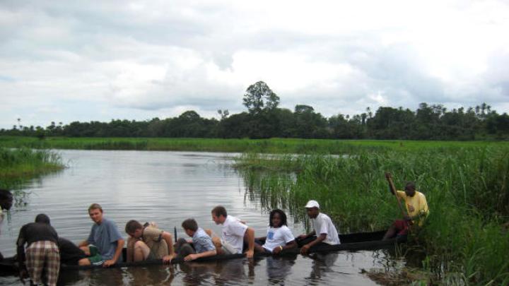 Having finished distributing nets for the day, the GMin team relaxes on a boat ride. The riders, from left to right: Clement Wright ’09; GMin cofounder Mathias Esmann, who attended an international high school in Norway with Sengeh and now attends Princeton; Jamie Appleseed, another GMin cofounder who is now the organization’s executive director; Sam Slaughter ’09; David Sengeh ’10; and Red Cross volunteer Jacob Sandy, the boat’s owner.