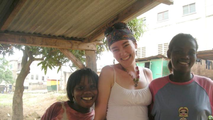 Ryan with Esther Obenewaah Hyarko and Florence Aquah, apprentices at Emmanuel Sackui’s batik shop in Kumasi who helped guide Ryan through her own apprenticeship.