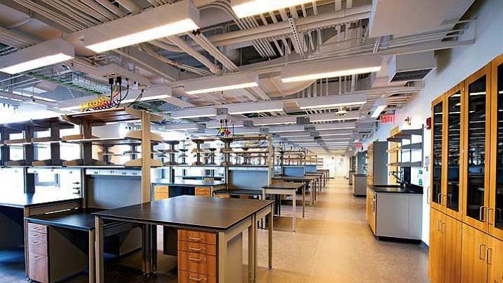 The labs in the building are unusually flexible. Instead of air pipes affixed to a wall, for example, hoses drop down from the ceiling. The desks and tables, rather than remaining bolted to the floor, can be readily reconfigured to suit researchers&rsquo; needs.