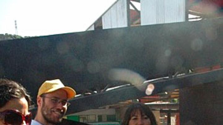 Cecilia Castro (right) talks with Gonzalo Arteaga and another resident of the Renca project.