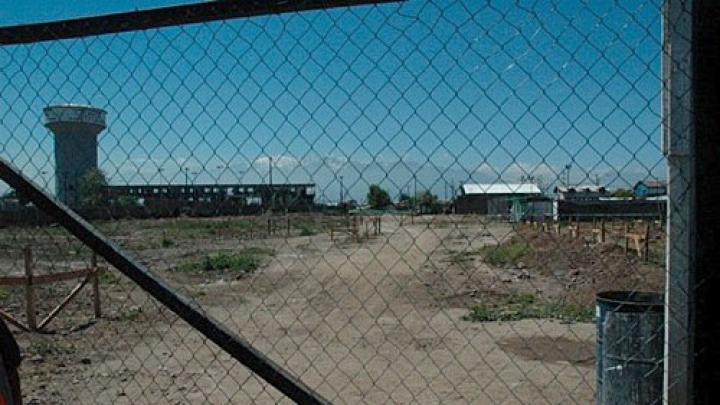 The site of the second phase of the ELEMENTAL development in Lo Espejo, where a shantytown once stood. Even from Santiago’s most impoverished neighborhoods, the majestic Andes are visible in the distance.