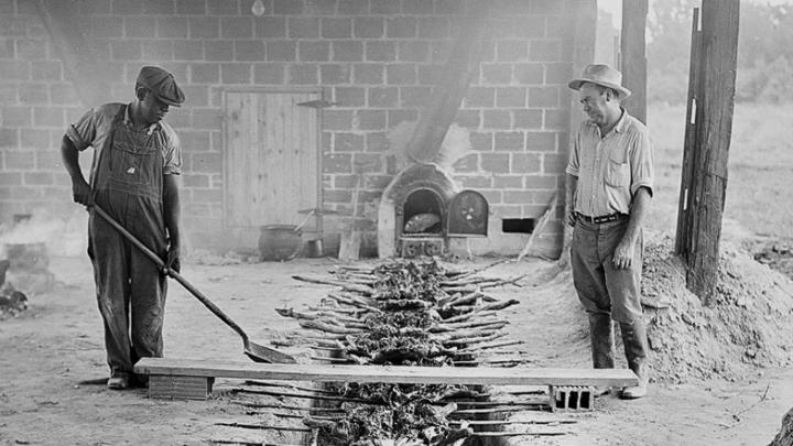 <em>Real</em> barbecuing, the old- fashioned way, at Braswell Plantation, 1944