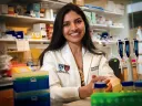 Photograph of Humsa Venkatesh in her lab